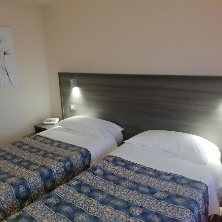 Hotel La Fonte Озимо Екстериор снимка