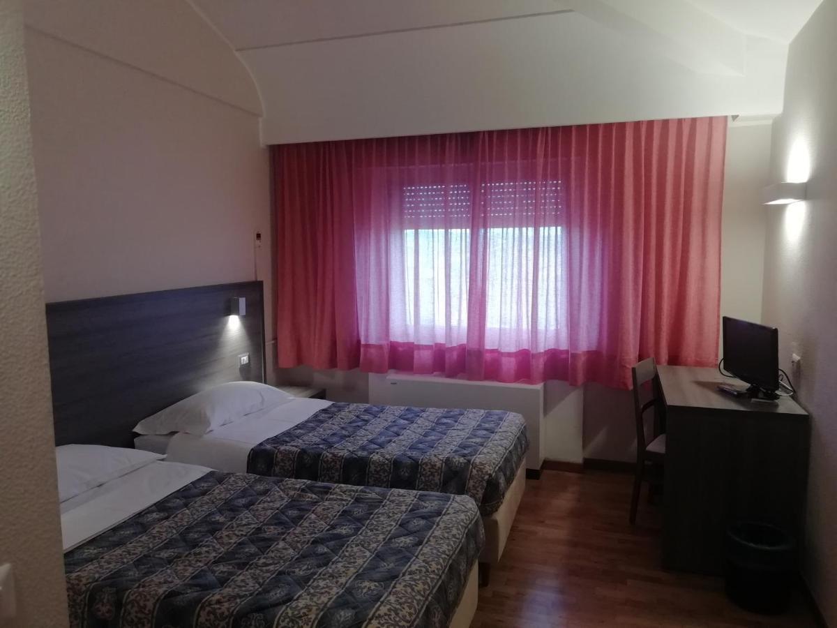 Hotel La Fonte Озимо Екстериор снимка