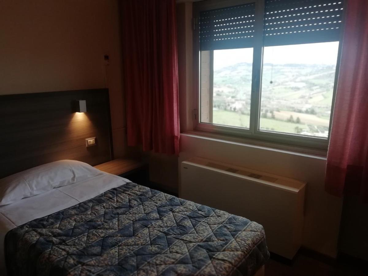 Hotel La Fonte Озимо Екстериор снимка